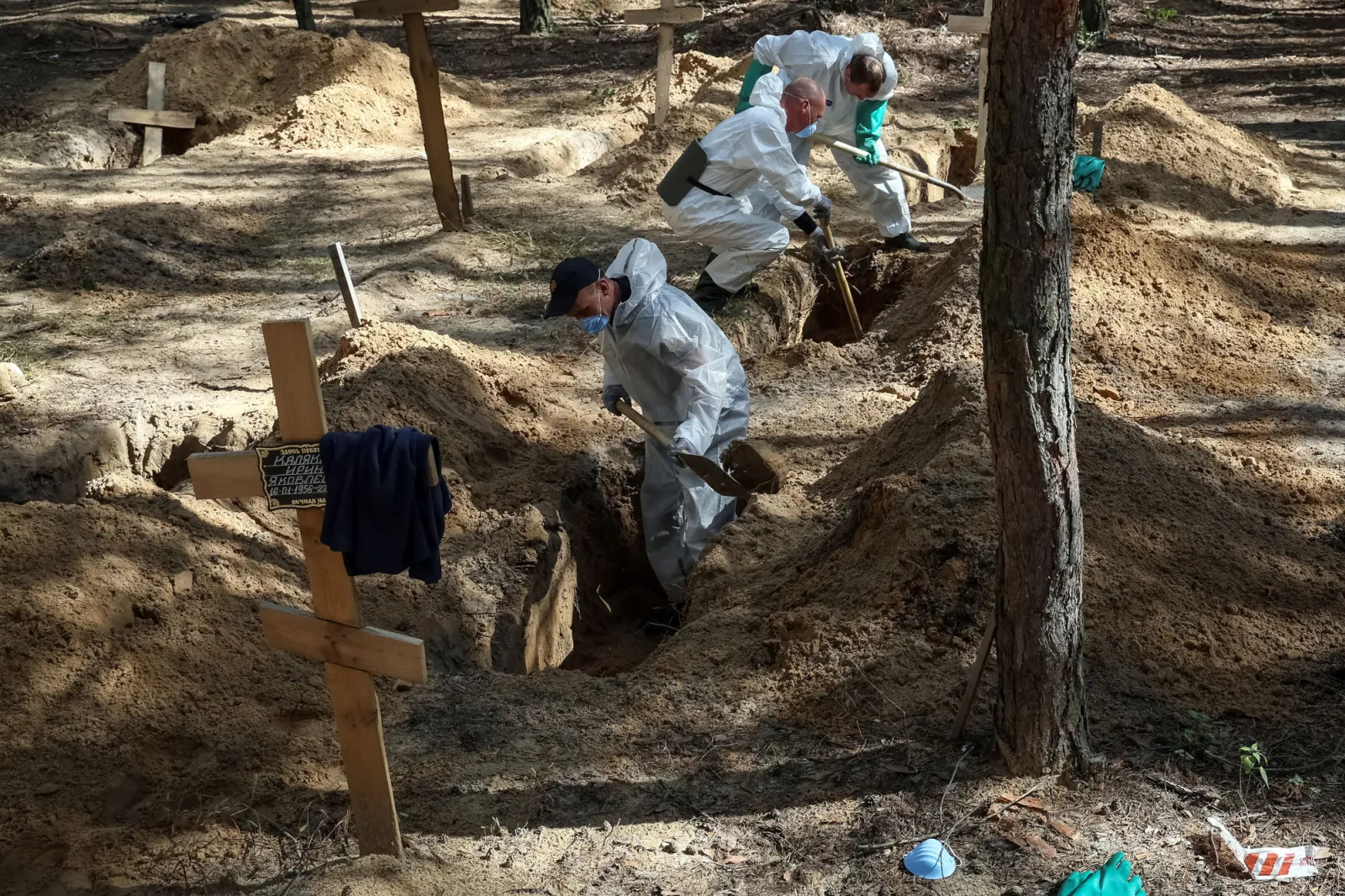 Russia's Smoking Guns: How to Prove the Putin Regime's War Crimes in Ukraine magazine cover